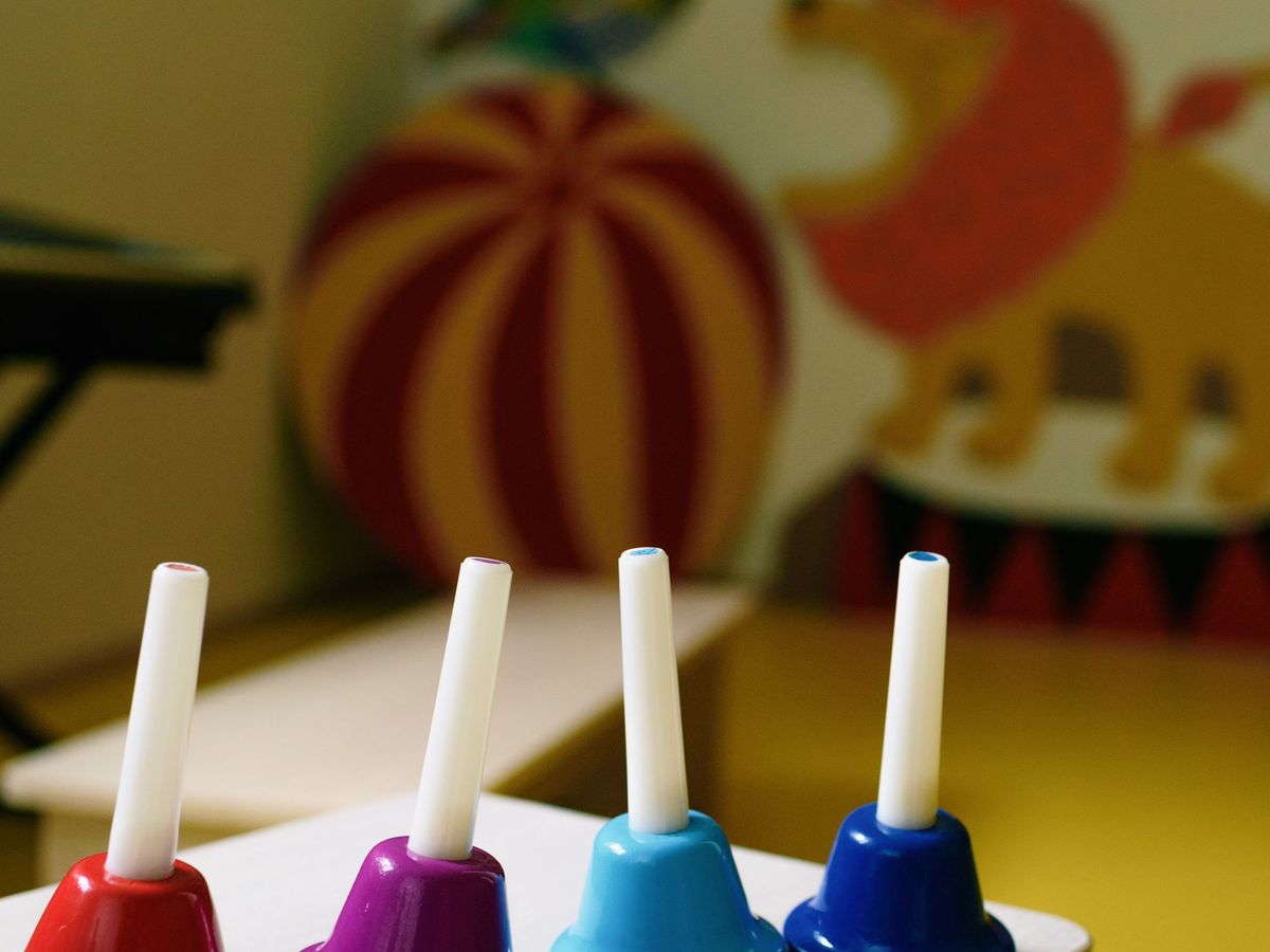 Bunte Handglocken stehen auf einem Tisch